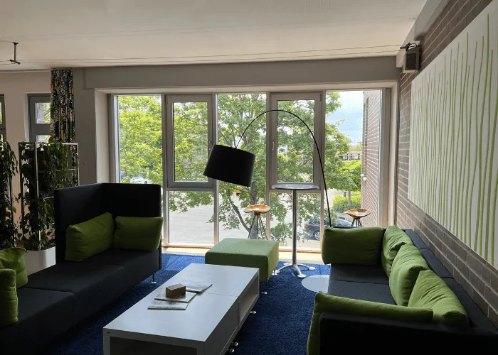 Lounge der DECOR-UNION mit Blick ins Grüne