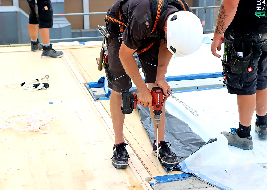 Zimmerer bei der Arbeit bei Hilgert Holzbau