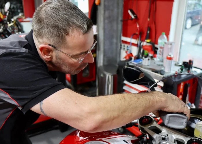 Mechatroniker von Niederrhein Moto bei der Arbeit an einer Ducati
