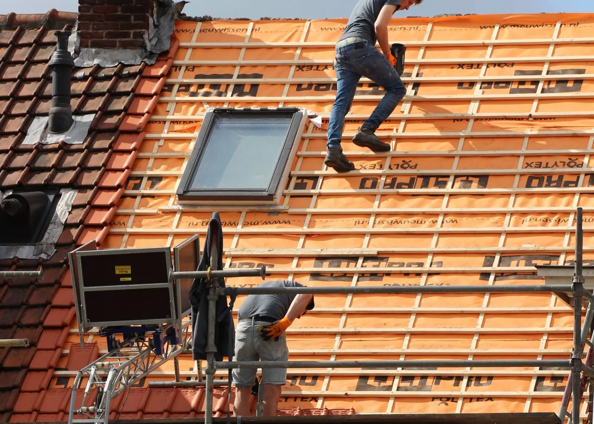 Dachdecker bei der Arbeit auf dem Steildach