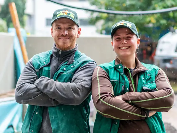 Zwei Mitarbeiter der Gottfried Schumacher Betriebe in Arbeitskleidung auf der Baustelle