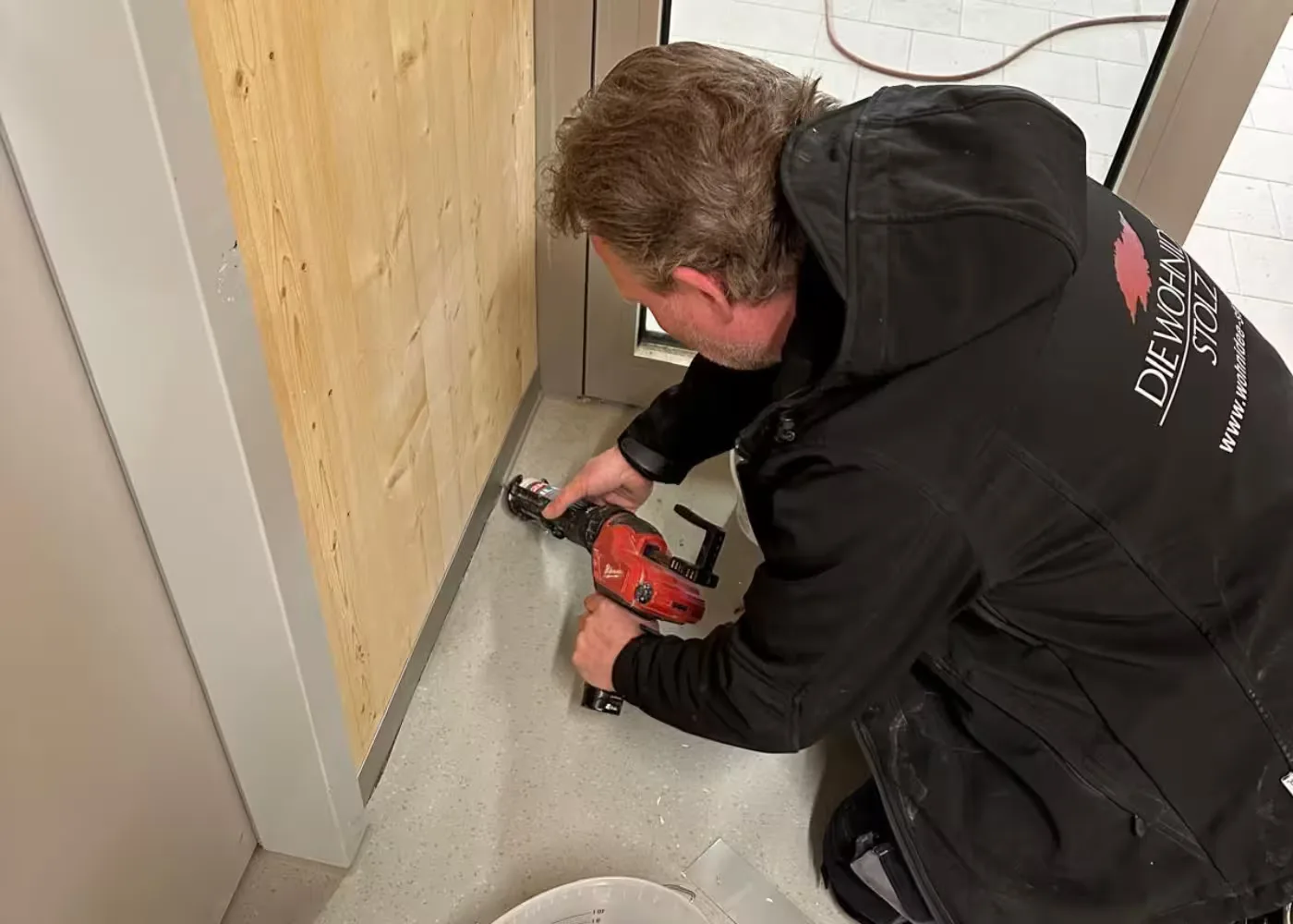 Bodenleger von Wohnidee Stolz bei der Arbeit